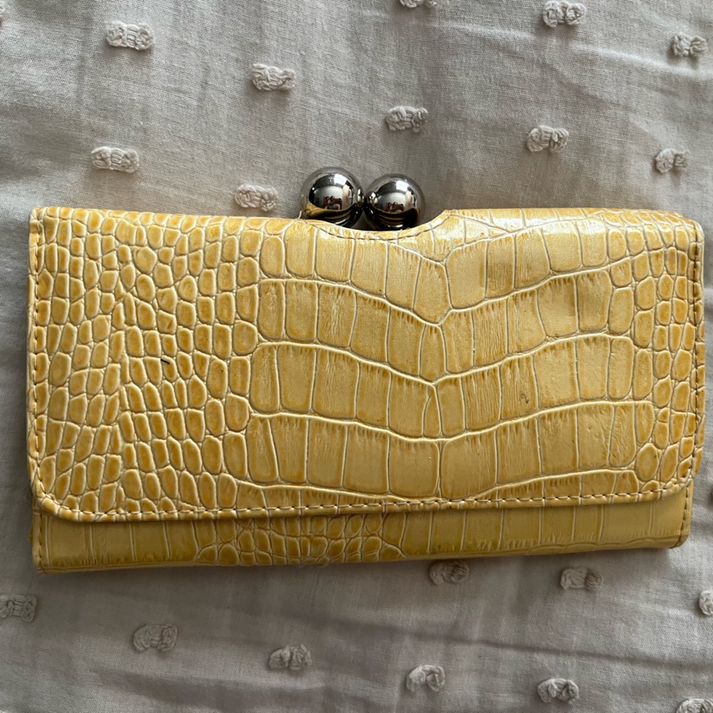 Yellow Claire’s wallet